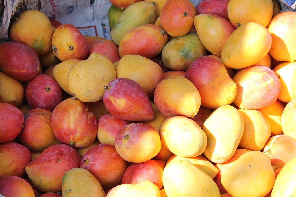 Sangría de mango y fresa con cannabis