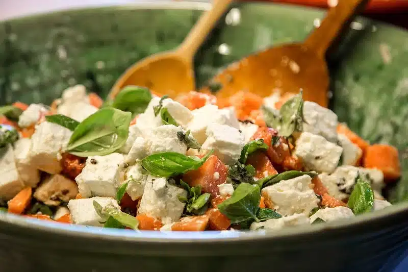 Ensalada de pollo con hojas de cannabis